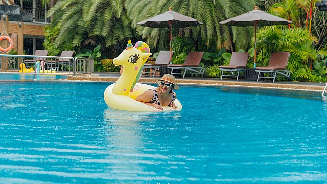 Swimming Pool&Pool bar