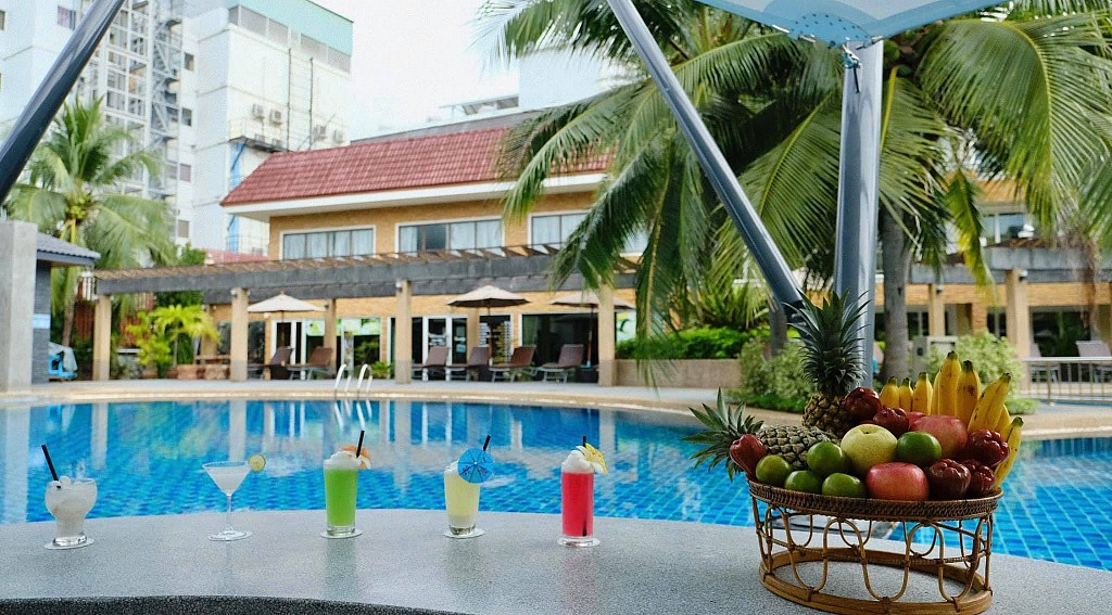 Swimming Pool&Pool bar