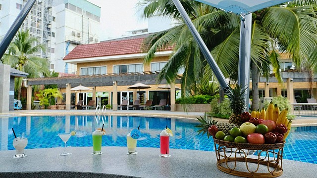 Swimming Pool&Pool bar